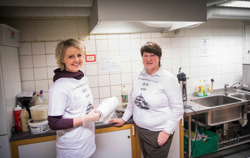 Visepolitimester Heidi Kløkstad og politimester Tone Vangen på kjøkkenet i kantina i Nordlandshallen.