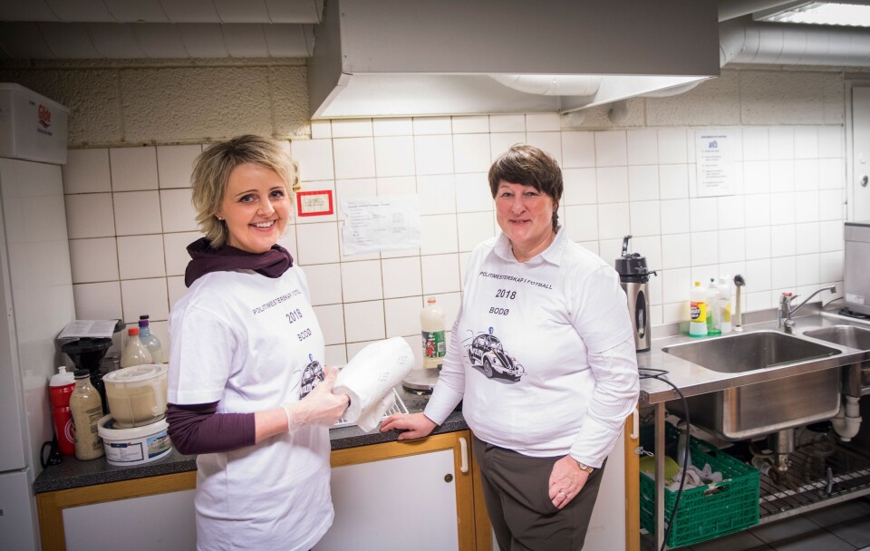 Visepolitimester Heidi Kløkstad og politimester Tone Vangen på kjøkkenet i kantina i Nordlandshallen. Visepolitimester Heidi Kløkstad og politimester Tone Vangen på kjøkkenet i kantina i Nordlandshallen.