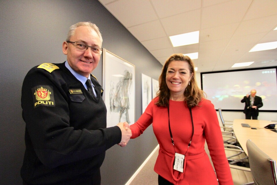 AVTALE: Onsdag i forrige uke signerte politiet og sikkerhetsbransjen avtalen om et videre og bedre samarbeid. Her er politidirektør Odd Reidar Humlegård og administrerende direktør i NHO, Kristin Skogen Lund. Til stede var også Securitas, Nokas og flere representanter fra NHO.