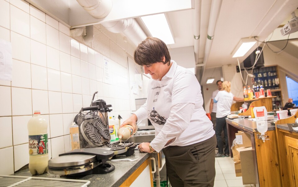 Politimester Tone Vangen passer på at vaflene stekes jevnt på begge sider. Politimester Tone Vangen passer på at vaflene stekes jevnt på begge sider.