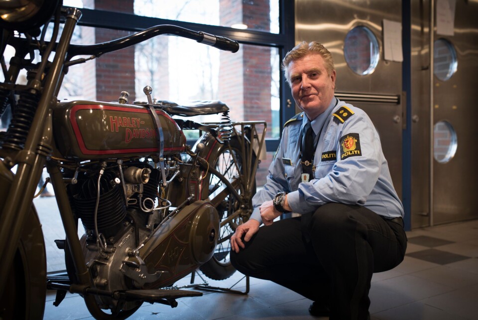 Finn Erik Grønli, politioverbetjent ved Trafikkorpset, er glad i å sette gamle kjøretøy i stand.