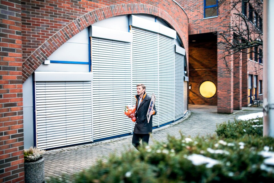 Asbjørn Rachlew med det synlige beviset på at han har vunnet Æresprisen, utenfor Majorstua politistasjone, der han har sin base. Asbjørn Rachlew med det synlige beviset på at han har vunnet Æresprisen, utenfor Majorstua politistasjone, der han har sin base.