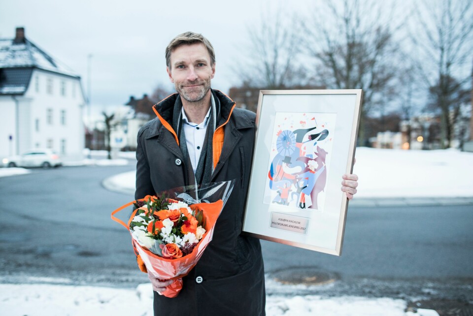 Asbjørn Rachlew med det synlige beviset på at han har vunnet Æresprisen.