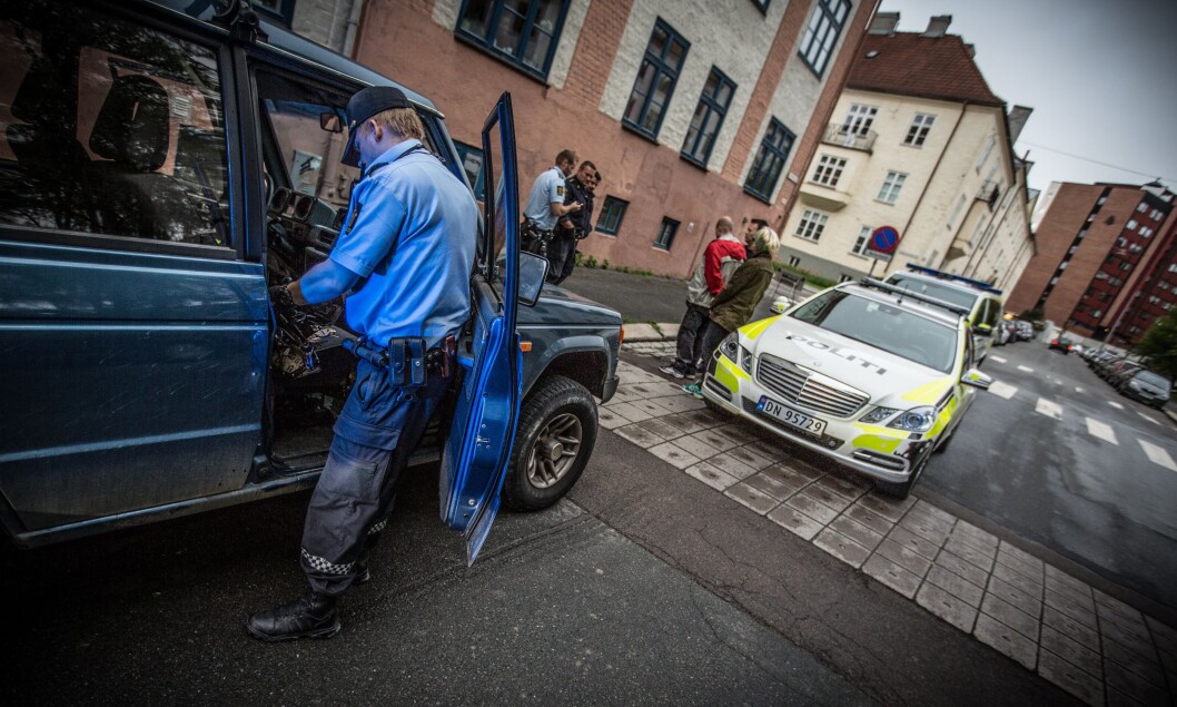 BELASTNING: Gjennom en politihverdag kan politiet møte på mange farer og belastningen kan bli stor. Derfor skal særaldersgrensen ivareta de som er i polititjeneste ved å gi dem rett til å gå av med pensjon ved fylte 57 år. BELASTNING: Gjennom en politihverdag kan politiet møte på mange farer og belastningen kan bli stor. Derfor skal særaldersgrensen ivareta de som er i polititjeneste ved å gi dem rett til å gå av med pensjon ved fylte 57 år.