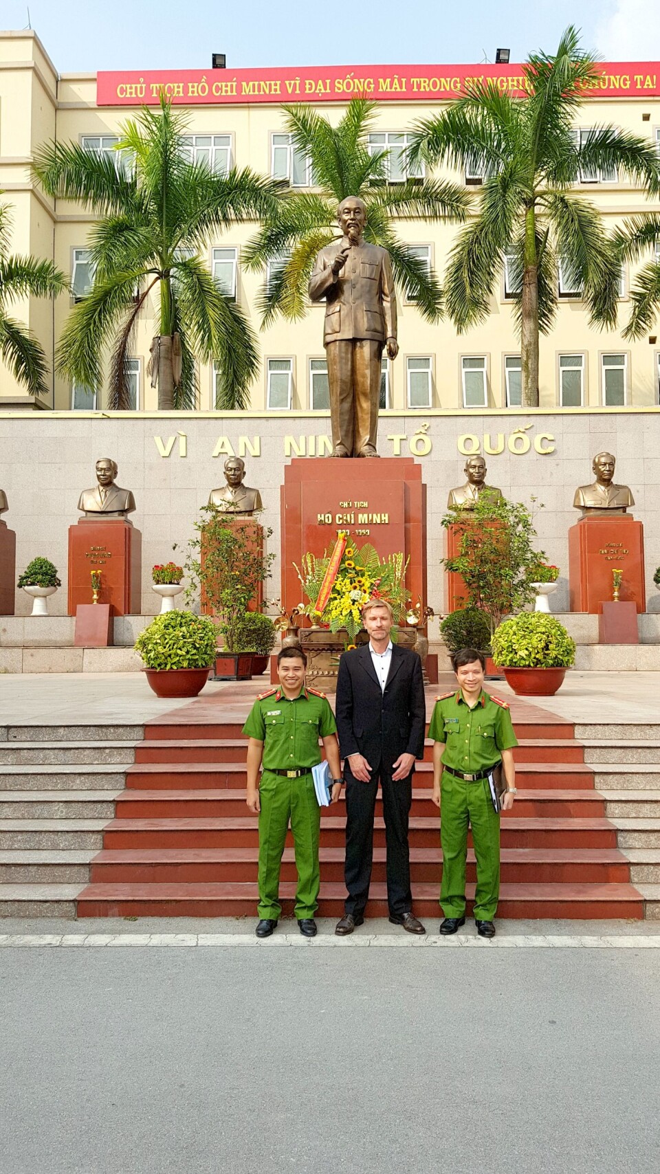 Rachlew på besøk i Hanoi, et av mange steder han og forskningen har reist.