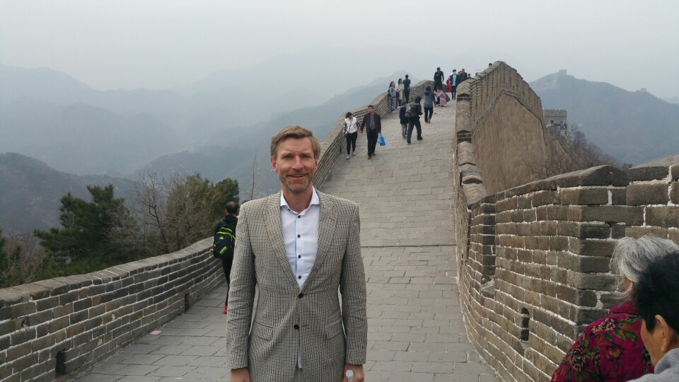 Rachlew og hans forskning har blitt noe så sjelden som en eksportartikkel som har reist verden rundt. Her på den kinesiske mur.
