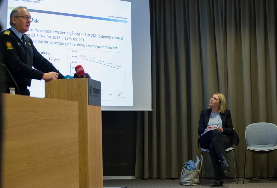 Lyttet til politidirektøren: Sylvi Listhaug lyttet til politidirektørens statsitikkprat, før hun selv inntok talerstolen.