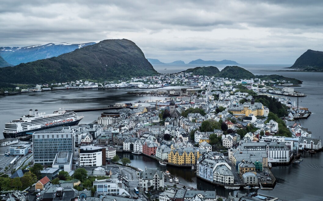STORE FORSKJELLER: Politisjefene i Møre og Romsdal ligger helt i bunnen av lønnsstatistikken. Men til tross for at politidistriktet er mindre folkerikt enn for eksempel Oslo, så er det ingen grunn til at Møre og Romsdal skal komme så dårlig ut, mener lokallagslederen. STORE FORSKJELLER: Politisjefene i Møre og Romsdal ligger helt i bunnen av lønnsstatistikken. Men til tross for at politidistriktet er mindre folkerikt enn for eksempel Oslo, så er det ingen grunn til at Møre og Romsdal skal komme så dårlig ut, mener lokallagslederen.