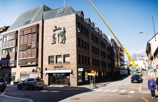 Hovedsetet til Sør-Øst politidistrikt ligger i Tønsberg. Det ble uro i distriktet da Tønsberg ble hovedsetet, etter at Politidirektoratet først anbefalte bygget og den samlokaliserte operasjonssentralen i Drammen. Hovedsetet til Sør-Øst politidistrikt ligger i Tønsberg. Det ble uro i distriktet da Tønsberg ble hovedsetet, etter at Politidirektoratet først anbefalte bygget og den samlokaliserte operasjonssentralen i Drammen.