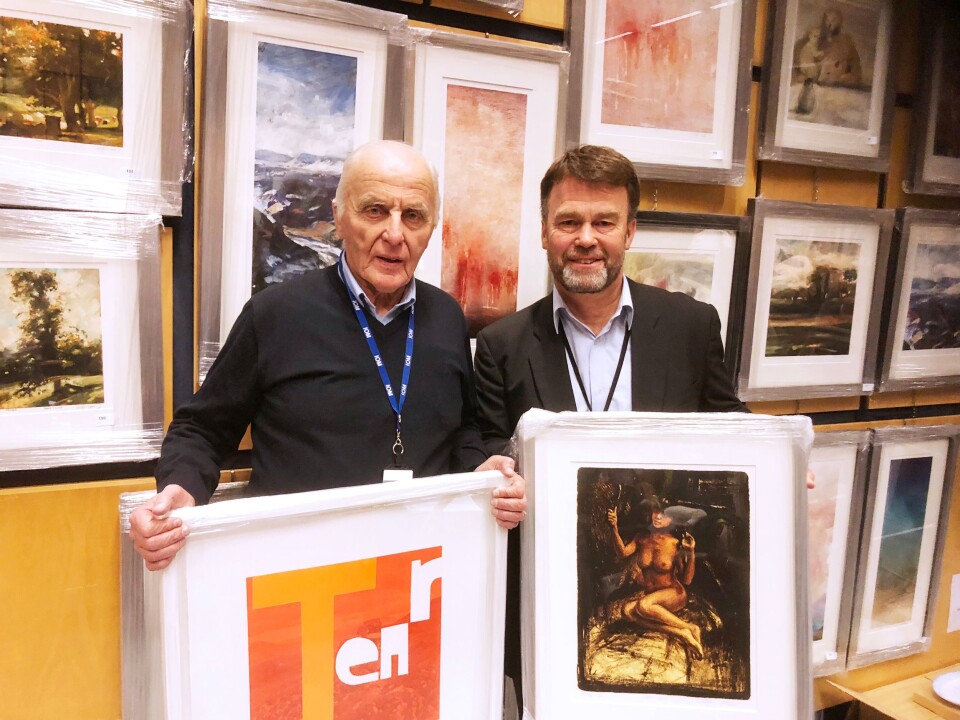RAMME ALVOR: Harald Nordmann og kunstforeningens leder, Hallvard Erstad med det Normann tok med seg hjem etter jubileumsmarkeringen for Oslo-politiets kunstforening før jul.
