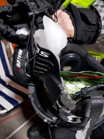 Uværet førte til at politiets utstyr ble fullt av is. To scootere havarerte og måtte tines innendørs. Uværet førte til at politiets utstyr ble fullt av is. To scootere havarerte og måtte tines innendørs.