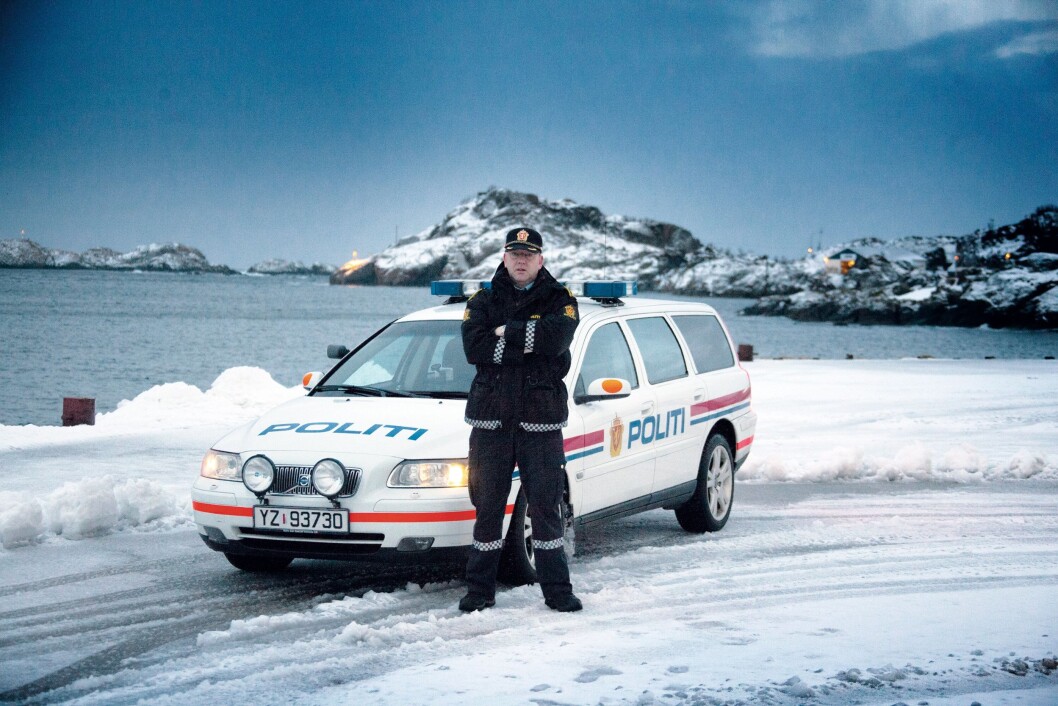 Mons Klaussen er politimann. En gang kjørte han 66 timer og 1184 kilometer til Trondheim for en fangetransport. Vanlig betaling fikk han kun for 18 timer. Mons Klaussen er politimann. En gang kjørte han 66 timer og 1184 kilometer til Trondheim for en fangetransport. Vanlig betaling fikk han kun for 18 timer.