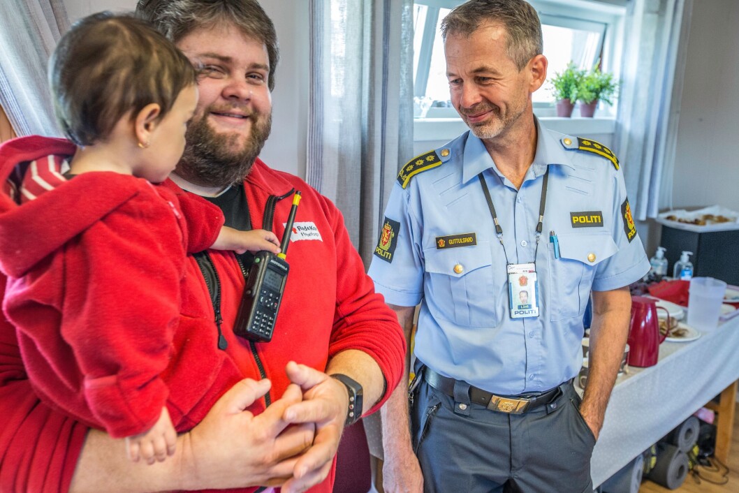 Røde Kors og politi kan jobbe tett sammen, også i Røde Kors' hus, i alle fall når politiet er ubevæpnet. Røde Kors og politi kan jobbe tett sammen, også i Røde Kors' hus, i alle fall når politiet er ubevæpnet.