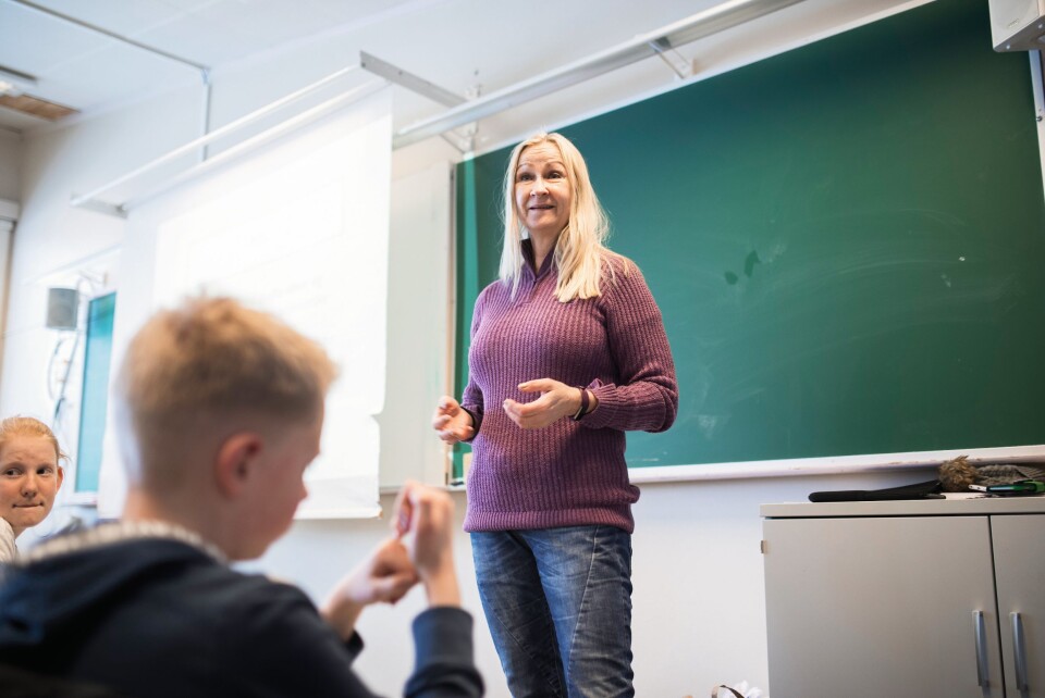 LIVETS LÆRE: Helle Hansen pensjonerte seg som 58-åring, og jobber nå blant annet som vikarlærer. Hun frykter for særaldersgrensens framtid. – Jeg møtte nylig en tidligere kollega, og da snakket vi om særaldersgrensen. «Det blir vel ikke aktuelt for meg», sa kollegaen min, som er 35 år.