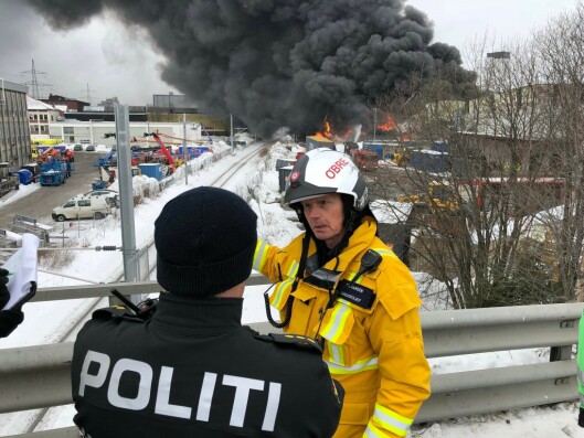 Politi og brannvesen er på stedet. Her brigadesjef Trond Hansen, som leder brannvesenets innsats. Politi og brannvesen er på stedet. Her brigadesjef Trond Hansen, som leder brannvesenets innsats.