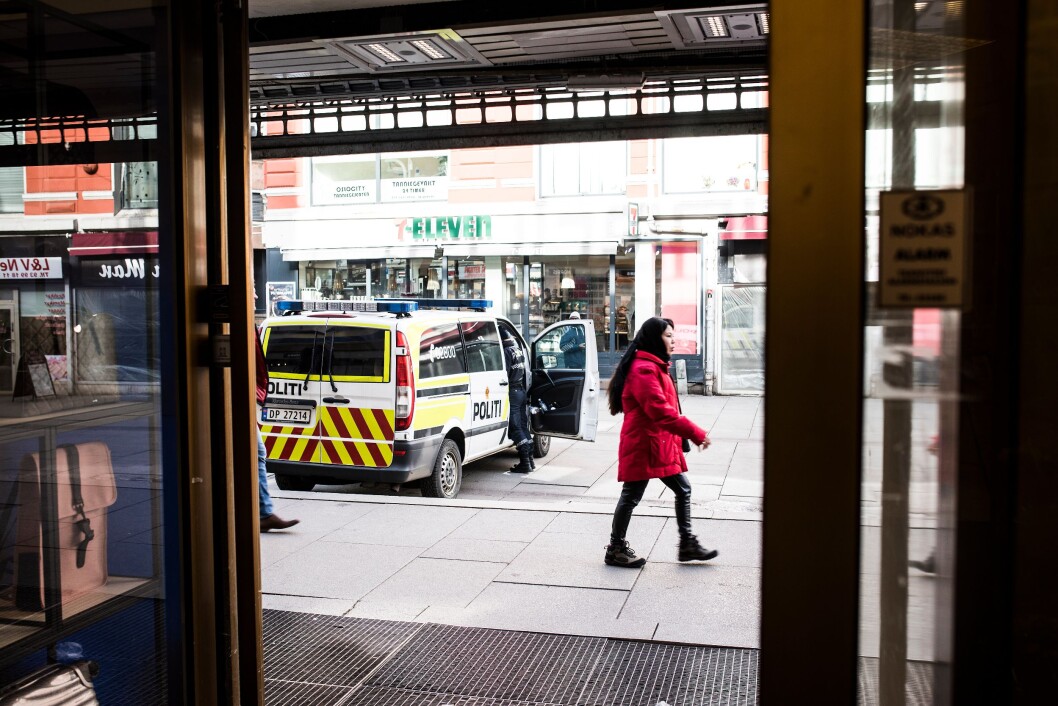 Politibiler patruljer i Brugata i midten av mars. De siste ukene har politibiler vært til stede store deler av tiden. Politibiler patruljer i Brugata i midten av mars. De siste ukene har politibiler vært til stede store deler av tiden.