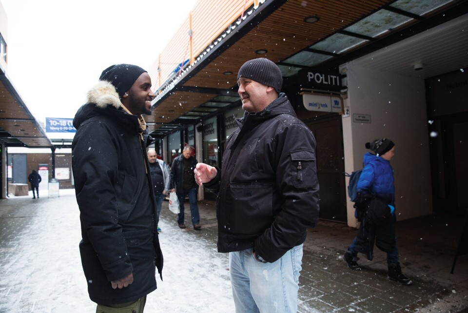 STREET SMART: Etter en mannsalder på den lokale politiposten, vet «alle» på Holmlia hvem John T. Vee er. På vei gjennom senteret kommer mange bort for å slå av en prat. STREET SMART: Etter en mannsalder på den lokale politiposten, vet «alle» på Holmlia hvem John T. Vee er. På vei gjennom senteret kommer mange bort for å slå av en prat.