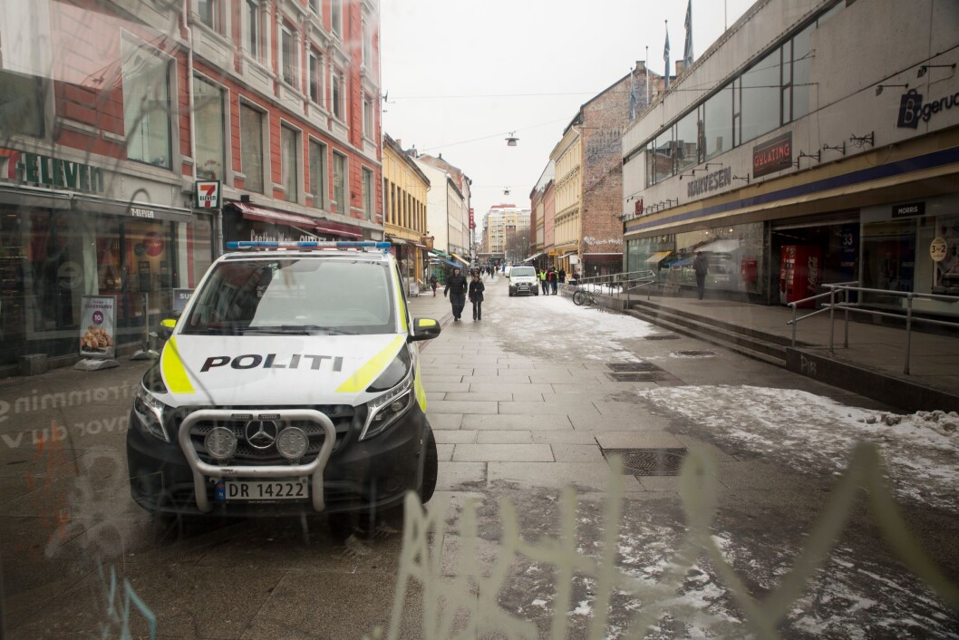 To politibiler patruljerer i Brugata i februar. De siste ukene har politibiler vært til stede store deler av tiden. To politibiler patruljerer i Brugata i februar. De siste ukene har politibiler vært til stede store deler av tiden.