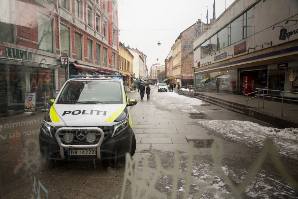 To politibiler patruljerer i Brugata i februar. De siste ukene har politibiler vært til stede store deler av tiden.