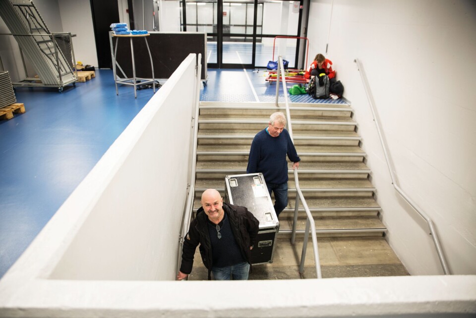 BÆREGUTTER: John T. Vee er fortsatt engasjert i lokalsamfunnet. Når daglig leder Ove Bevolden i Holmlia Sportsklubb ber om hjelp til å rigge klart til folkemøte i Holmliahallen, trår politipensjonisten gladelig til. BÆREGUTTER: John T. Vee er fortsatt engasjert i lokalsamfunnet. Når daglig leder Ove Bevolden i Holmlia Sportsklubb ber om hjelp til å rigge klart til folkemøte i Holmliahallen, trår politipensjonisten gladelig til.