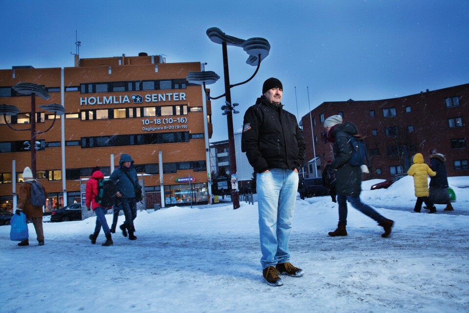 BAUTA: Som ansatt og leder på politiposten var John T. Vee en sentral skikkelse på Holmlia i 25 år. Innflytelsen han har hatt på lokalsamfunnet og innbyggerne er uvurderlig, ifølge de mange personene Politiforum har snakket med i forbindelse med denne reportasjen. BAUTA: Som ansatt og leder på politiposten var John T. Vee en sentral skikkelse på Holmlia i 25 år. Innflytelsen han har hatt på lokalsamfunnet og innbyggerne er uvurderlig, ifølge de mange personene Politiforum har snakket med i forbindelse med denne reportasjen.