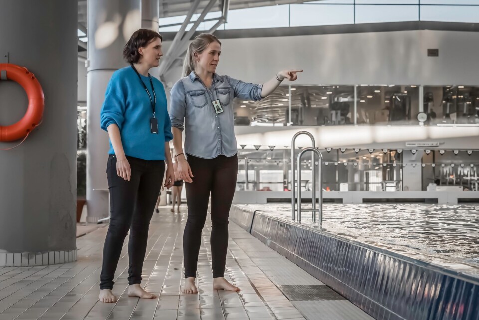 ULYKKESSTED: Politibetjent Siv Lian-Haug (til høyre) ødela menisken under trening på Pir-badet i Trondheim. Her er hun tilbake på åstedet med HMS-leder Tone Sørli. Skaden var så omfattende at hun ikke lenger kan jobbe operativt. Men yrkesskadeerstatning får hun ikke. Og alle behandlingsutgifter må hun dekke selv.
