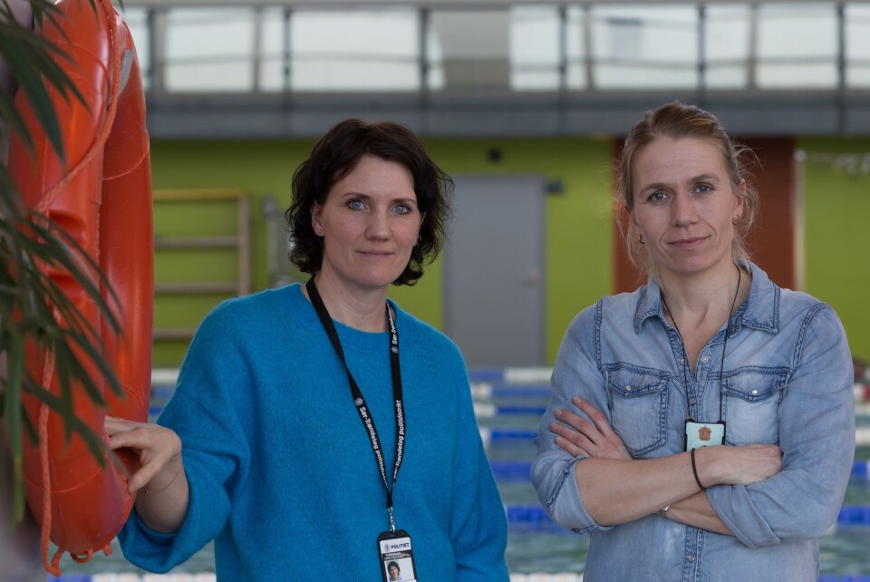– Blir vi skadet, faller vi utenfor og blir overlatt til oss selv. Politibetjent Siv Lian-Haug (til høyre) sammen med HMS-leder i distriktet, Tone Sørli.