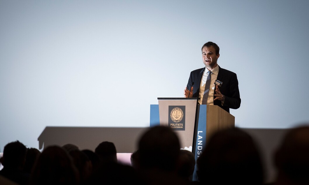 Kjell Ingolf Ropstad mener forslaget fra justisministeren tyder på en utvikling mot generell bevæpning av politiet. Det liker han ikke. Kjell Ingolf Ropstad mener forslaget fra justisministeren tyder på en utvikling mot generell bevæpning av politiet. Det liker han ikke.