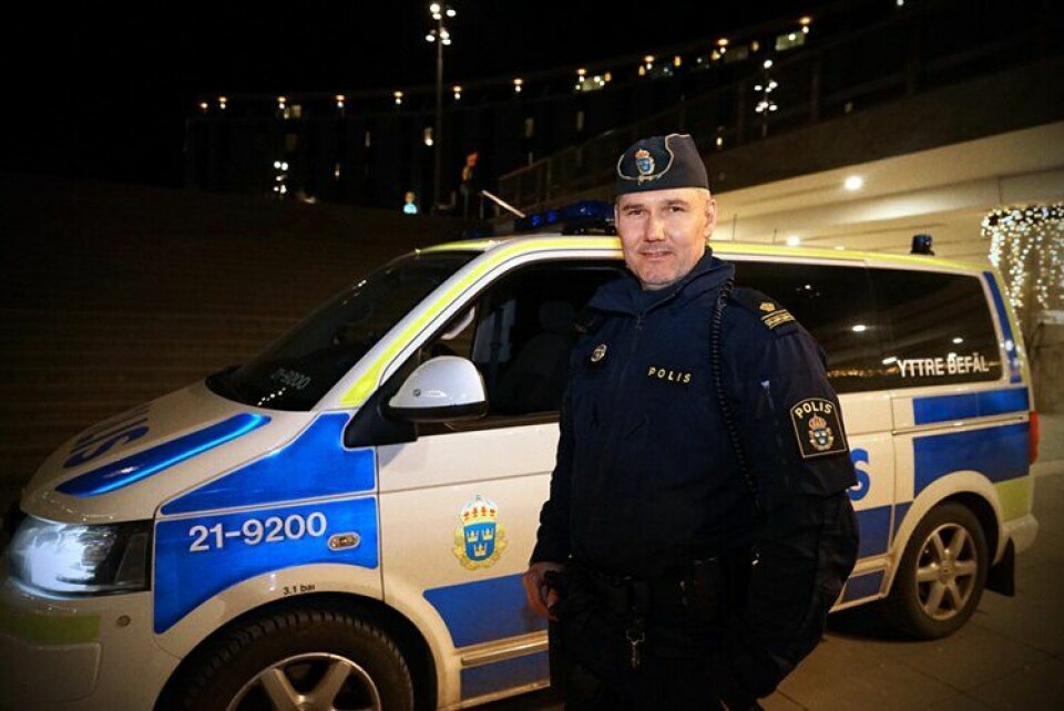 Siesing er mer bevisst egen sikkerhet, etter at noen kastet en granat mot politiets parkeringsplass i Uppsala. Heldigvis bommet de.