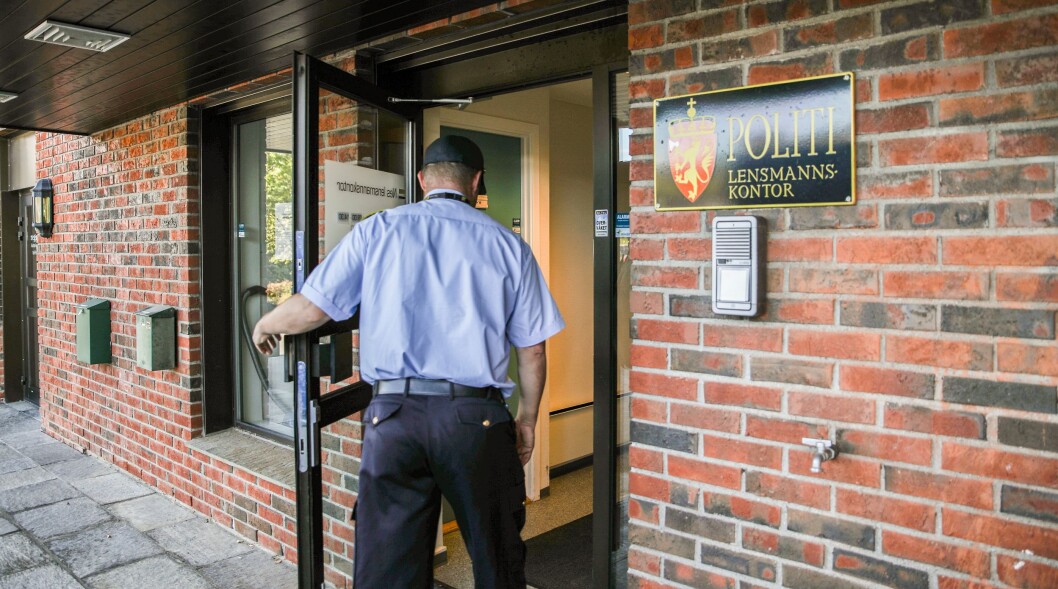Politiet låser ofte døren bak seg ved lensmannskontorene, viser en gjennomgang Politiforum har foretatt. Politiet låser ofte døren bak seg ved lensmannskontorene, viser en gjennomgang Politiforum har foretatt.