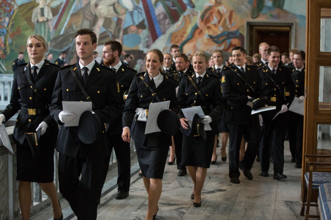 Nyutdannede politifolk med vitnemål i hånda. Nyutdannede politifolk med vitnemål i hånda.