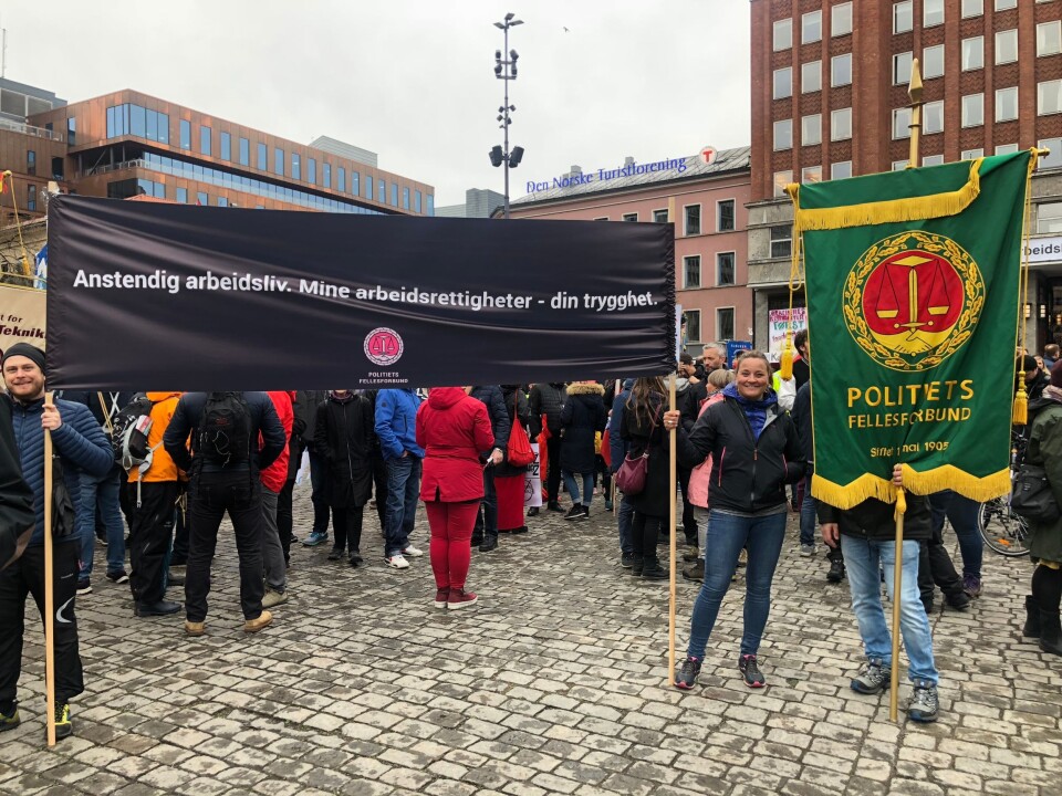 PF-fanen er sjelden syn 1. mai. I år valgte PF å gå i tog. Nestleder i PF Unn Alma Skatvold smiler til kameraet.
