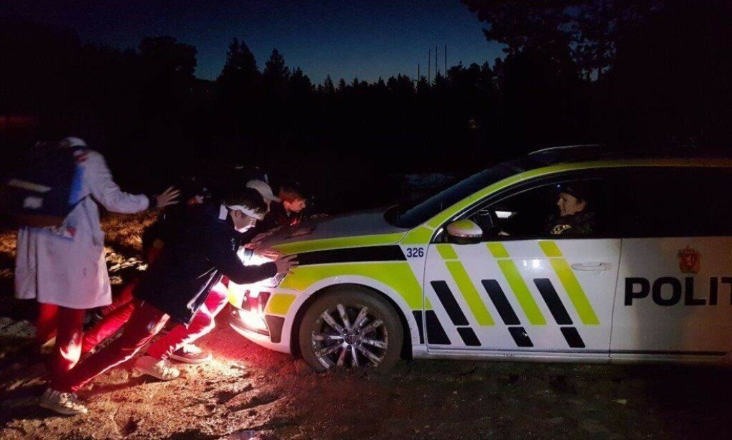 Russen ga politiet noen hjelpende hender i natt. Russen ga politiet noen hjelpende hender i natt.