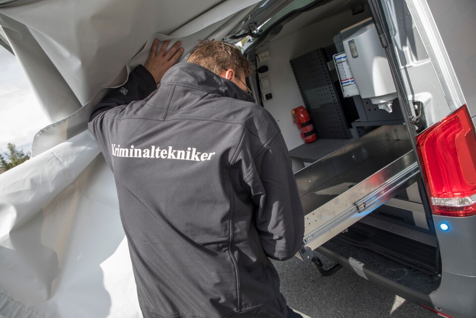 Kriminalteknikerne har også fått bekledning den siste tiden. En softshelljakke med trykk er en del av krimteknikernes arbeidsbekledning.