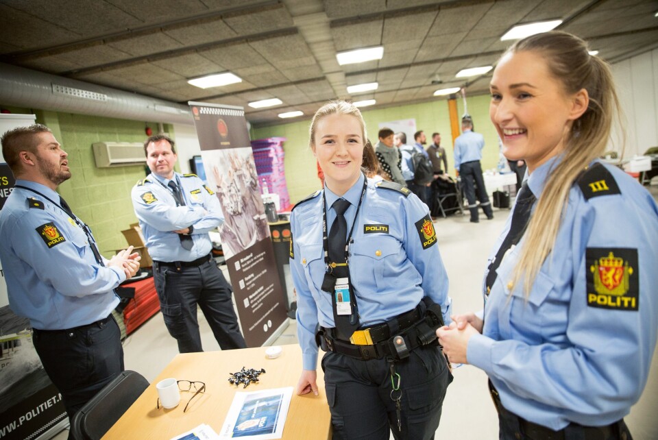 JOBBJAKT: B3-studentene Sara Gjerde og Marthe Enge ved Øst politidistriks stand under karrieredagen på Politihøgskolen i Oslo. – Det var vanskelig å få tak i de riktige menneskene ute i politidistriktene, så noen mangler. Men totalt sett er vi veldig fornøyd med oppmøtet, sier Enge, som var med på å arrangere karrieredagen.