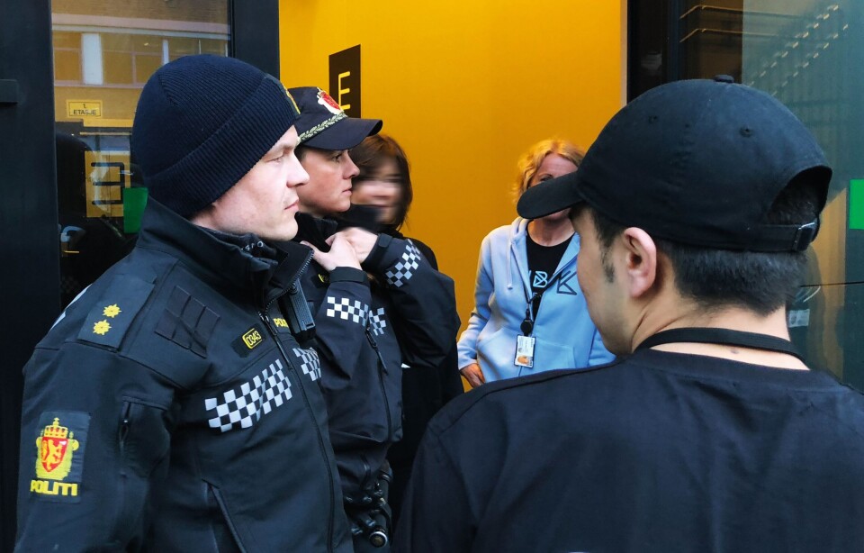 VAKTSOM: Når forebyggerne fra Manglerud politistasjon kommer fram til et ungdomsarrangement i Groruddalen, hjelper de vaktene med å forhindre problemer