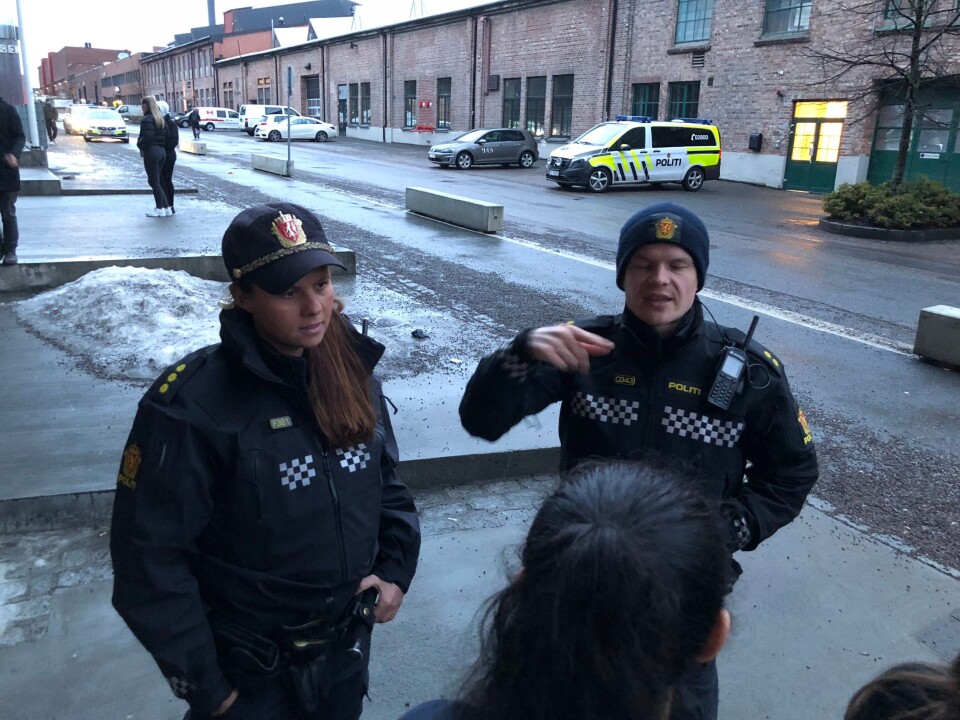 MØTEVIRKSOMHET: En stor del av arbeidsdagen til forebyggerne Hanne Blekkan og Fredrik Eikeseth handler om å prate med og bli kjent med folk.