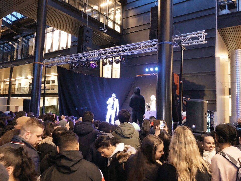 SCENEVANT: Det handler om å se og bli sett for både artistene og forebyggerne fra Oslo-politiet. Slik blir ungdommene kjent med politiet - og politiet med dem. - Ingen vil snakke om vanskelige ting med folk de ikke kjenner fra før, sier Eikeseth.