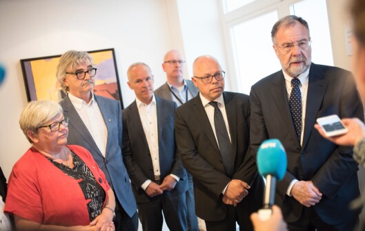 Slik så det ut da det var blitt enighet i tariffoppgjøret for to år siden. Petter Aaslestad fra Unio nummer to fra venstre. Til høyre riksmekler Nils Dalseide. Slik så det ut da det var blitt enighet i tariffoppgjøret for to år siden. Petter Aaslestad fra Unio nummer to fra venstre. Til høyre riksmekler Nils Dalseide.