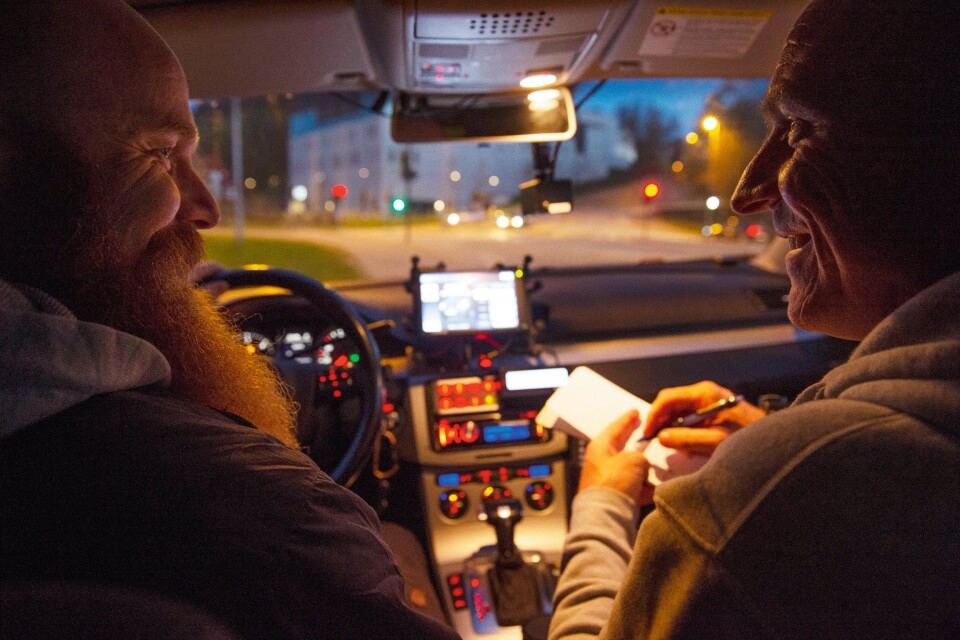 MOBILT KONTOR: Trond og Kenneth tilbringer utallige timer sammen i bilen, og det trives de med. Nå er de i gang med sin andre toårsperiode i UP.
