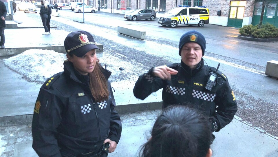 Forebyggerne i Oslo politidistrikt, med forfatter Hanne Blekkan til venstre, i dialog med ungdommer.