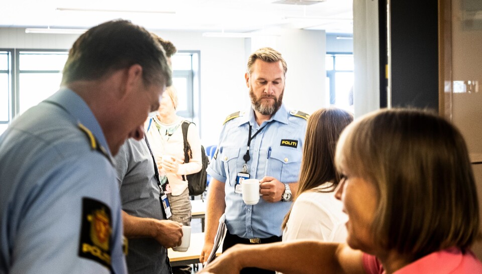 De ansatte ved Politihøgskolen på Kongsvinger på vei inn i møte med ledelsen ved skolen. Frode Gundersen er politioverbetjent og tillitsvalgt på Kongsvinger. Han er kritisk til den korte tiden de ansatte som mister dagens jobb får på seg. De ansatte ved Politihøgskolen på Kongsvinger på vei inn i møte med ledelsen ved skolen. Frode Gundersen er politioverbetjent og tillitsvalgt på Kongsvinger. Han er kritisk til den korte tiden de ansatte som mister dagens jobb får på seg.