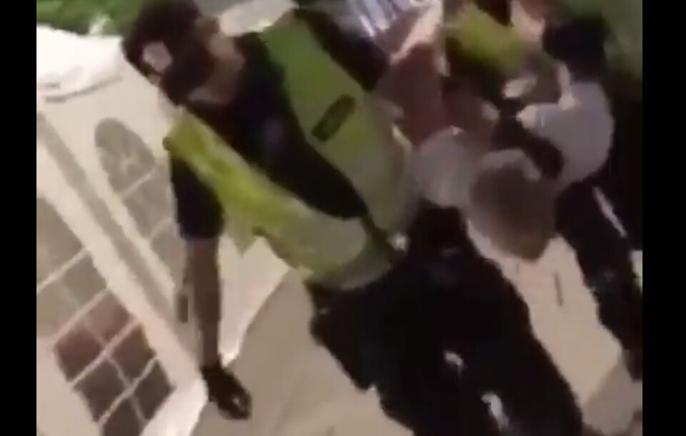 Video går viralt: Norsk politi bærer den berusede gullstrupen gjennom sommernatta.