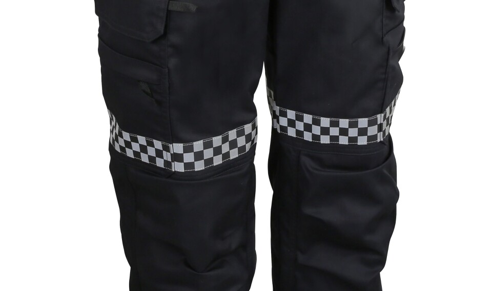 Refleksen på politibuksa flyttes. Nå får politiet lår som lyser i mørket.