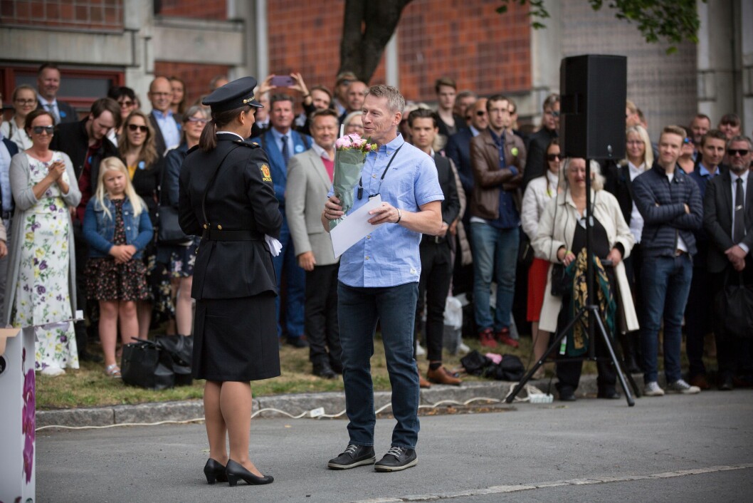 Lærer i arrestasjonsteknikk ved Politihøgskolen i Oslo, Einar Jakobsen, mottar prisen som årets lærer fra studentrådsleder Mari Holmedahl. Lærer i arrestasjonsteknikk ved Politihøgskolen i Oslo, Einar Jakobsen, mottar prisen som årets lærer fra studentrådsleder Mari Holmedahl.