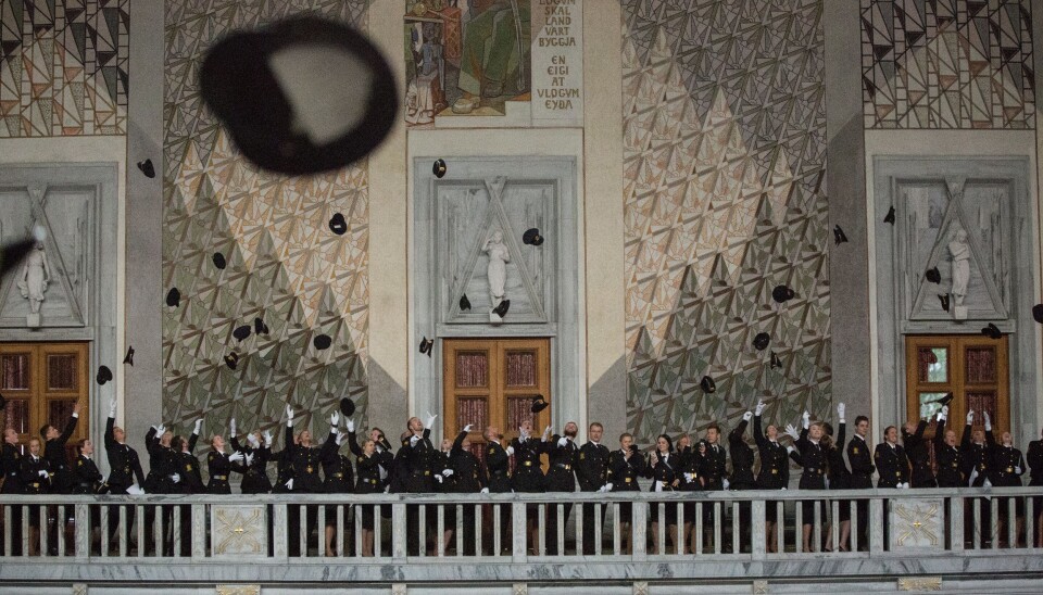Politiluene fløy til værs da avgangskullet fra Politihøgskolen (PHS) på Majorstua ble uteksaminert i Oslo rådhus juni 2018.