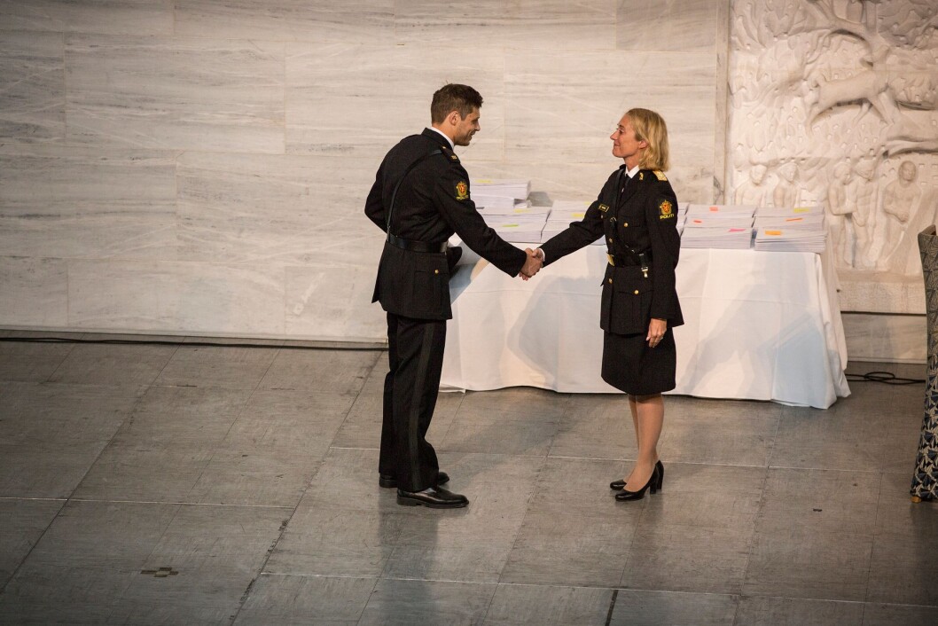 Aleksander Wisniewski får Studentmiljøprisen 2018 fra PHS-rektor Nina Skarpenes. Aleksander Wisniewski får Studentmiljøprisen 2018 fra PHS-rektor Nina Skarpenes.