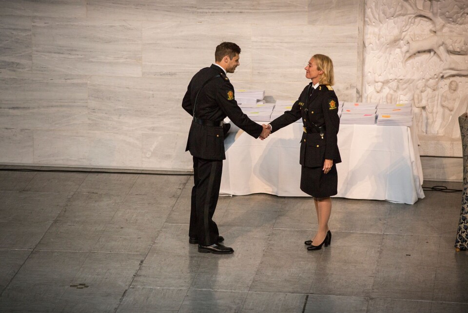 Aleksander Wisniewski får Studentmiljøprisen 2018 fra PHS-rektor Nina Skarpenes.