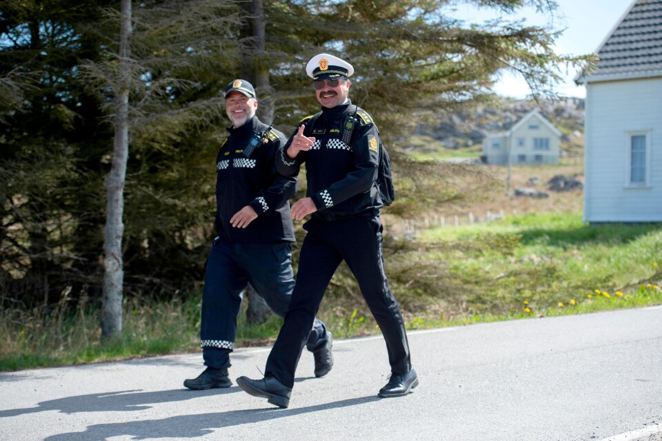 Politikontakt Kim Skogland Pedersen og lensmann Trygve Johan Mørch tar føttene fatt på vei tilbake til ferga som snart går fra Utsira og tilbake til fastlandet.