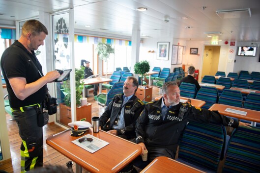Også politiet må løse billett når de skal ta rutebåten til Utsira. Også politiet må løse billett når de skal ta rutebåten til Utsira.